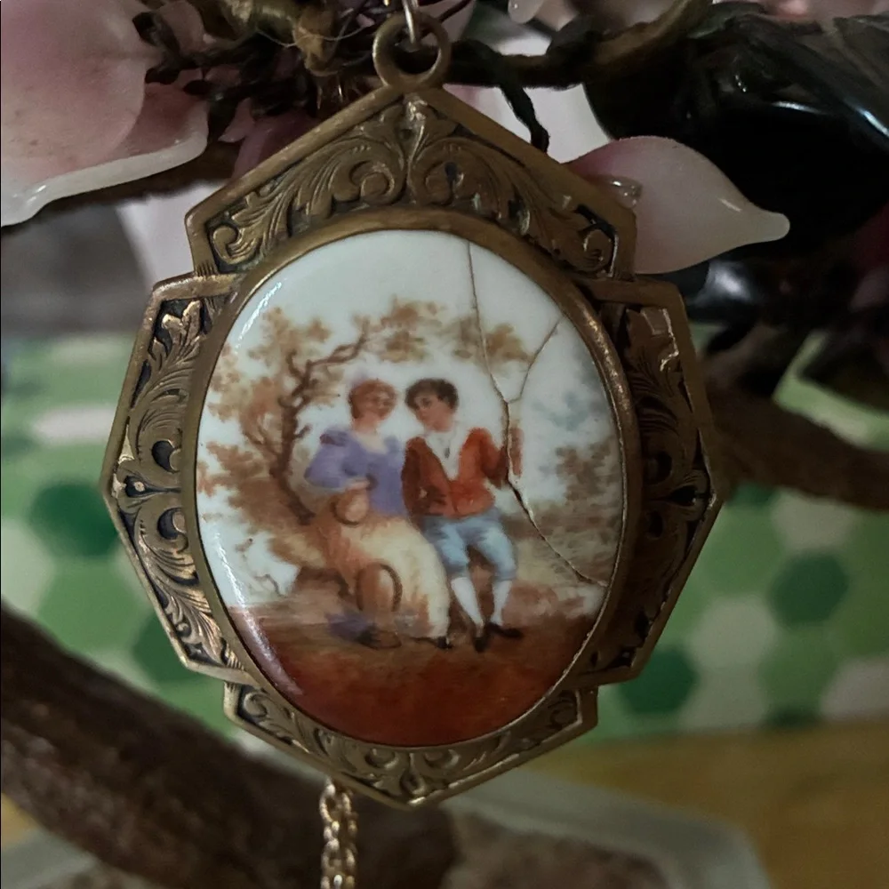 Vintage Pendant with Painted porcelain cameo - Picture 1 of 5